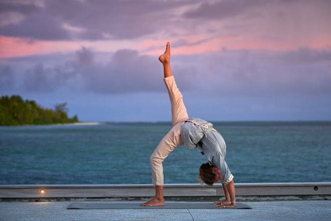 Yoga bei Sonnenuntergang an der Anlegestelle.