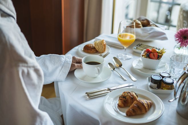 Persoană bucurându-se de masa în cameră