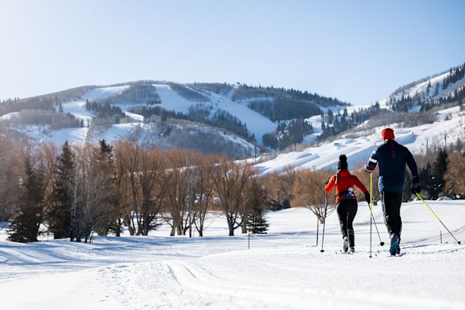 Cuplu la ski între țări pe un munte