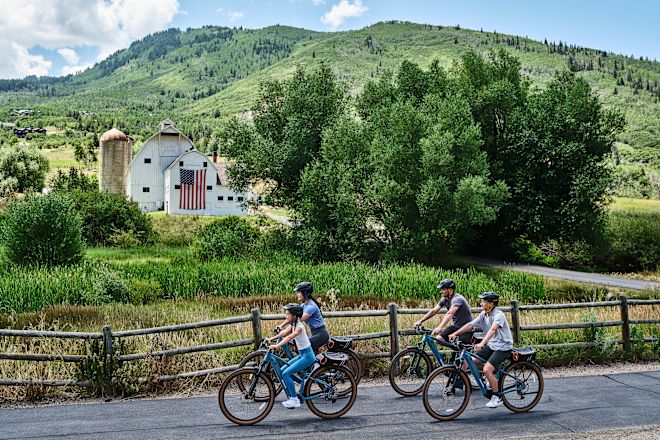 Un grup de oameni care merg cu bicicleta în aer liber