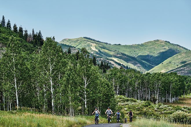 Un grup de oameni care merg cu bicicleta în aer liber