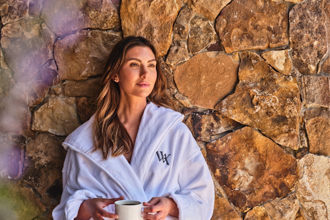 O femeie bucurându-se de o ceașcă de ceai la spa