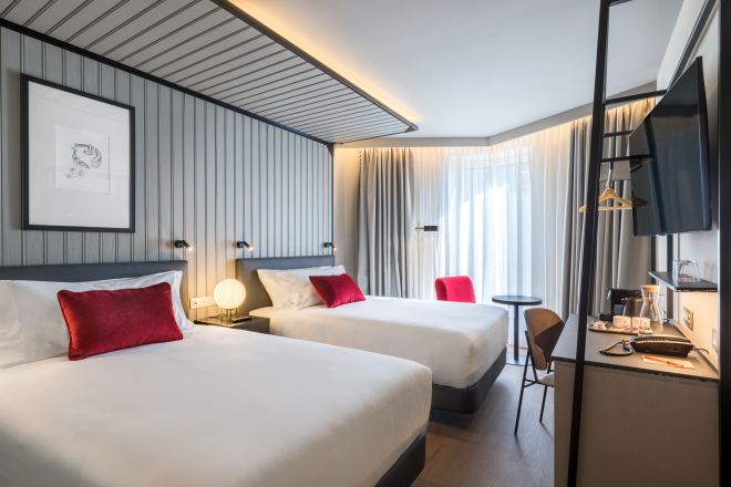 Dormitorio con cama doble