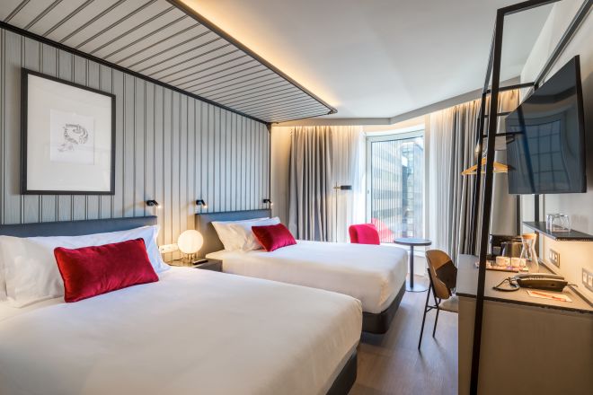 Dormitorio con cama doble