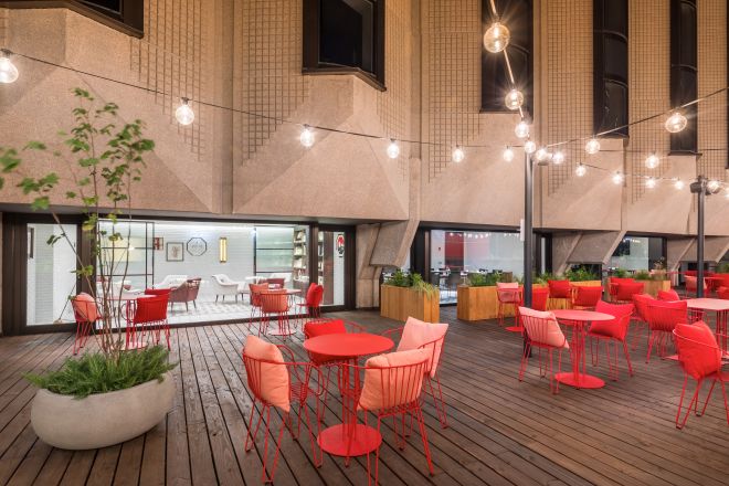 Camión de comidas y terraza Planta Z