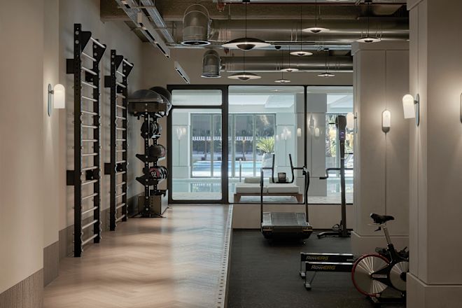 Fitnesscenter, Laufband, Yogabälle, Fensterblick auf den Außenpool