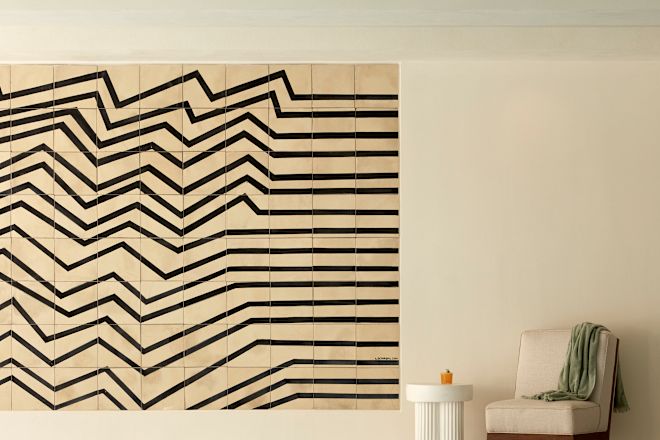 Innenpool, Wandkunst, Lounge-Chiar und Handtuch