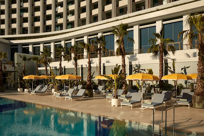 Außenpool, Liegestühle, Sonnenschirme, Palmen, Außenbereich des Hotels