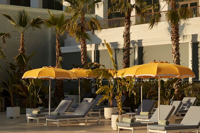 Außenbereich des Hotels, Außenpool, Liegestühle, Sonnenschirme