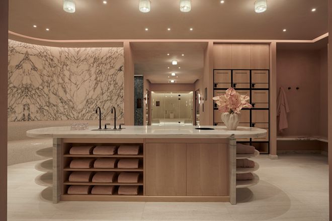 Spa-Eingang, Handtuchtheke, Gästeschließfächer und Umkleidebereich