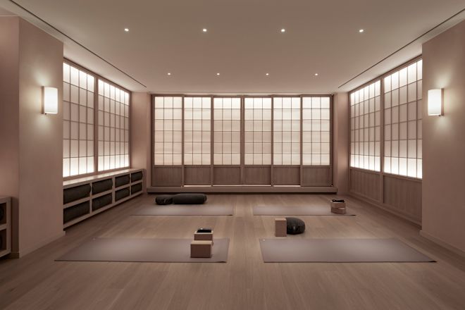 Fitness Center und Yogaraum mit Matten und Blocks