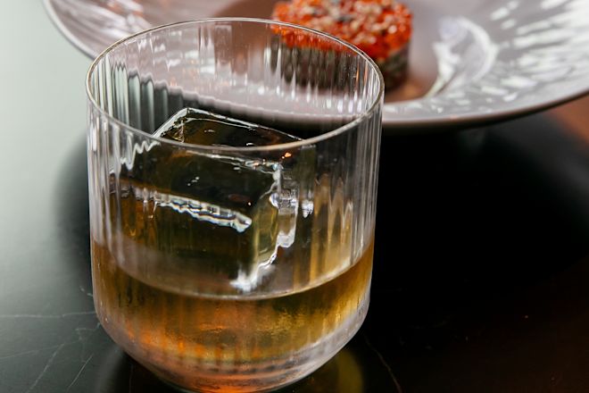 在 Thistle and Rye 餐廳的桌上喝一杯飲料和一盤食物