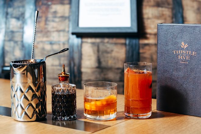 在 Thistle and Rye 餐廳桌上享用雞尾酒