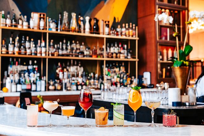 Blue Aster酒吧上排列的鸡尾酒