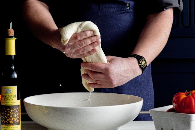 Blue Aster厨师揉面团