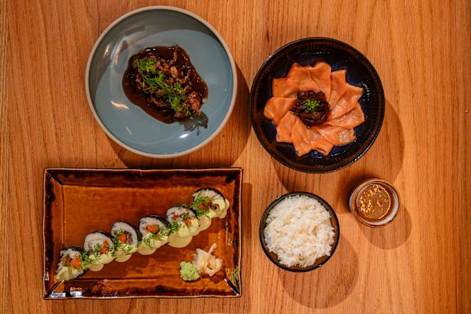 Diverse Gerichte auf einem Tisch im Restaurant "Ukai"