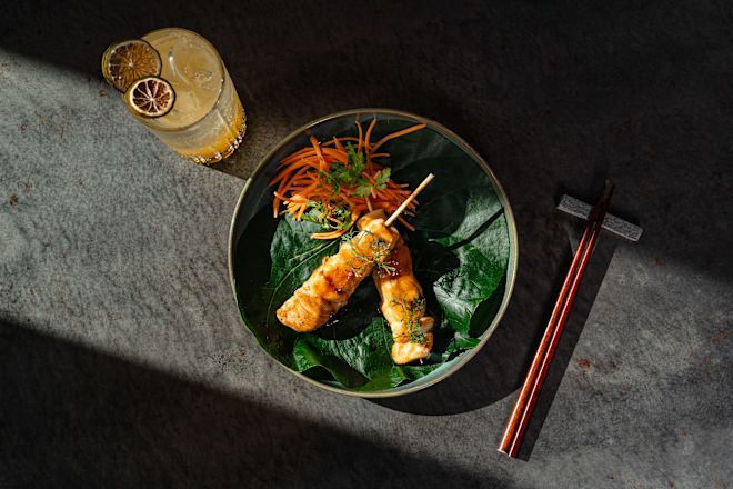 Brochettes avec légumes sur une assiette et une boisson sur une table au restaurant Kengai