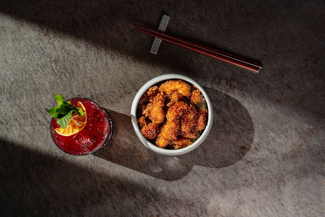 Nourriture et boissons sur une table au restaurant Kengai