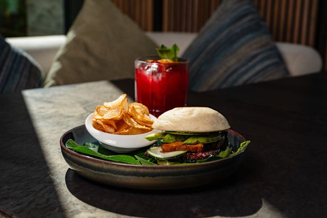 Sandwich, chips et boissons sur une table au restaurant Kengai