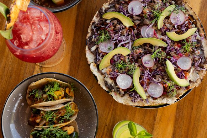 Salade et boisson sur une table au Crudo Chiringuito