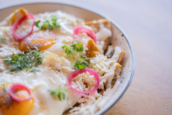 Plat exclusif sur assiette au restaurant Ultramar