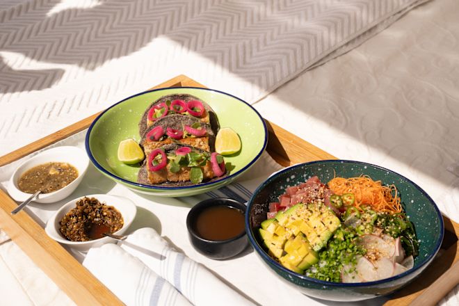 Deux plats exclusifs avec sauces sur une table au restaurant Ultramar