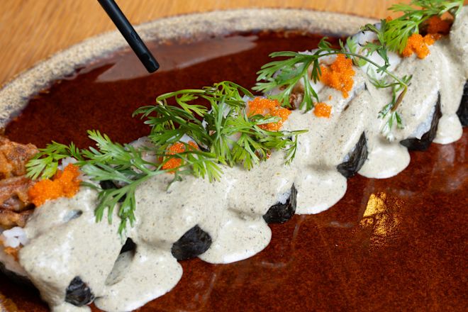 Speisen mit Sauce auf einem Teller im Restaurant "Ukai"