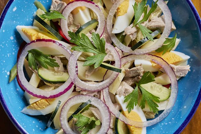 Salade de poulet et d'œufs sur une assiette au restaurant Chiringuito