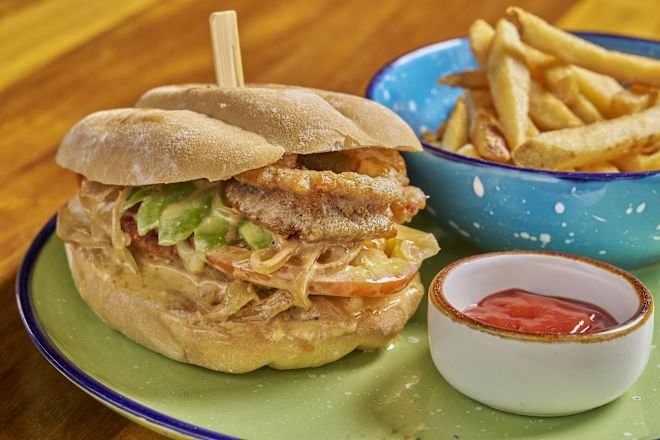 Sandwich et frites sur une assiette au restaurant Chiringuito