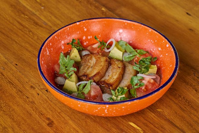 Plat de viande sur assiette au restaurant Chiringuito