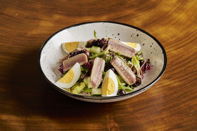 Salade avec viande et œufs sur une assiette au restaurant Ultramar