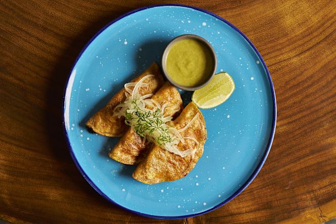 Tacos et sauce sur une assiette au restaurant Ultramar