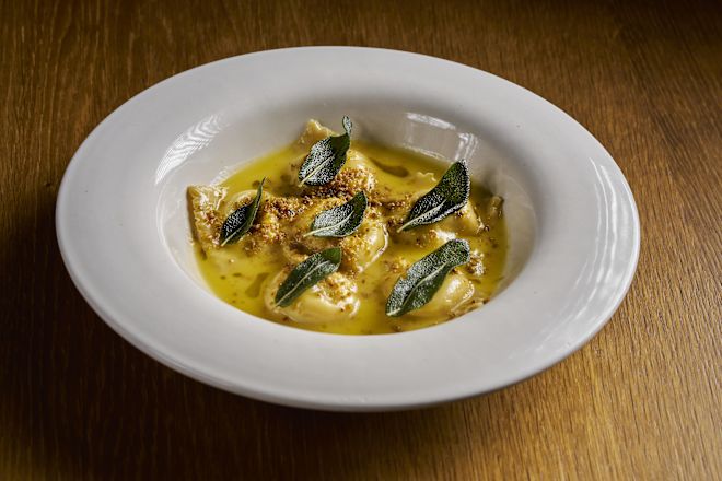 Plat de pâtes avec sauce sur une assiette au restaurant Maratea