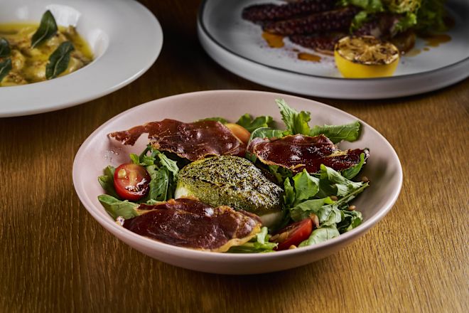 Salade et tranches de viande sur un assiette au restaurant Maratea