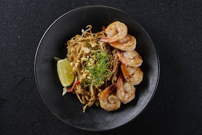 Plat de crevettes sur assiette au restaurant Kengai