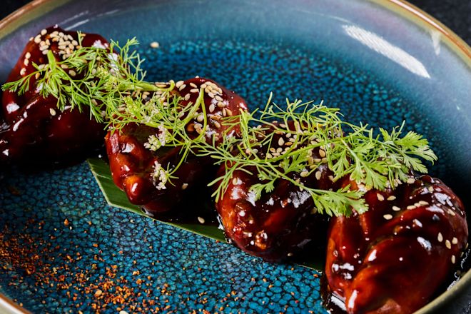 Plat exclusif aux herbes au restaurant Kengai