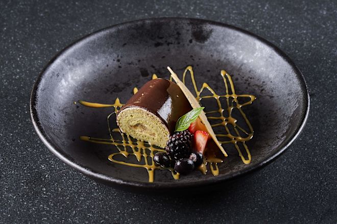 Dessert avec fruits rouges frais sur une assiette au restaurant Kengai