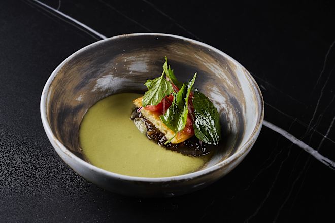 Speisen mit Sauce auf einem Teller im Restaurant "Autor"