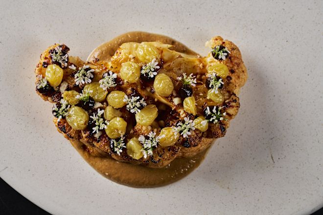 Einzigartiges Gericht auf einem Teller im Restaurant "Autor"