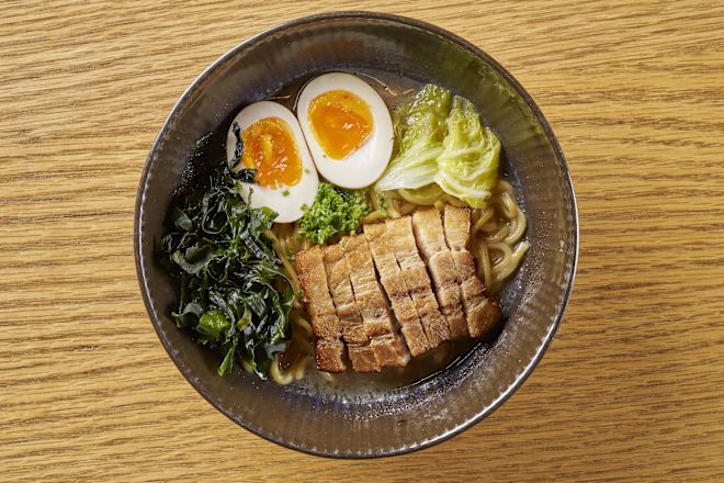 Fleisch, Eier und Gemüse mit Pasta auf dem Teller im Restaurant "Ukai"
