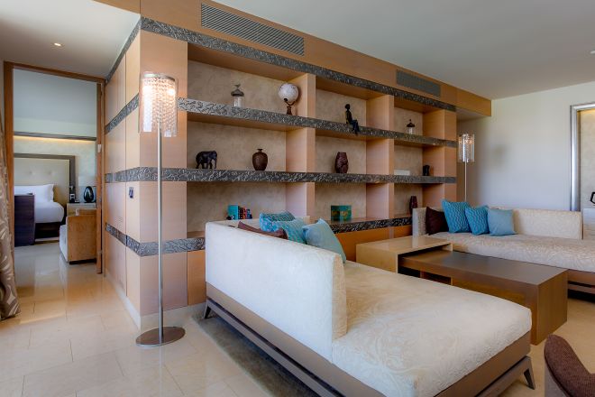 Loungebereich und Teilblick auf das Schlafzimmer der Hotelsuite