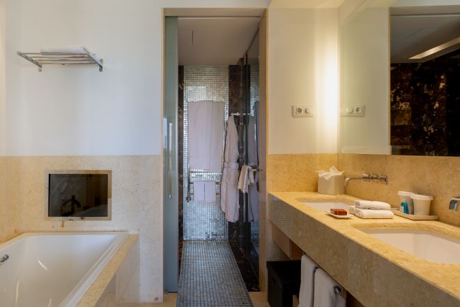 Badezimmer mit Doppeltoilettentisch, Badewanne und separater Dusche