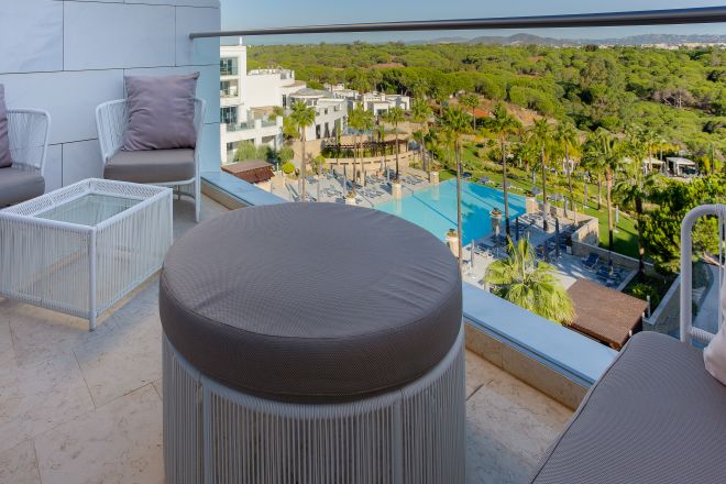 Balkon der Deluxe Suite mit zwei Einzelbetten und Poolblick