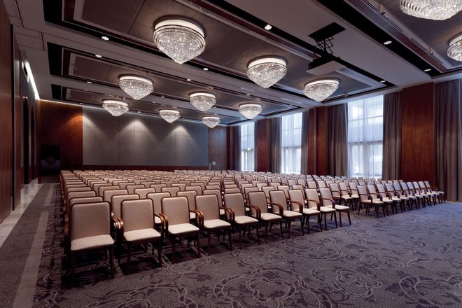 Ballsaal mit Konferenzbestuhlung