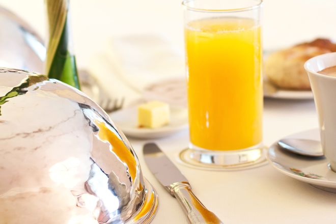 Nahaufnahme eines Glases Orangensaft auf dem Esstisch