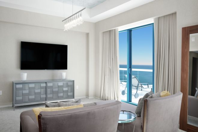 Suite con área de lounge, tecnología en la habitación y vista al exterior