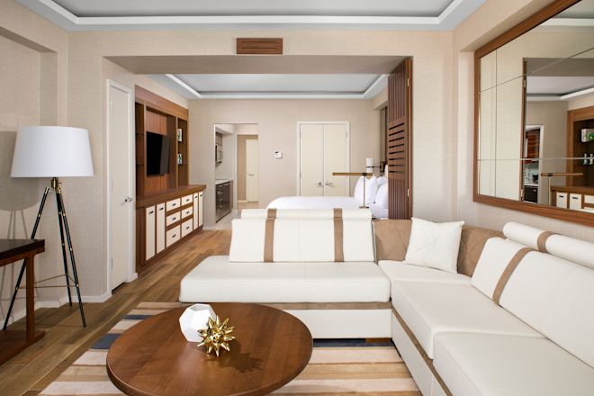 Sala de estar de la habitación con sofá en forma de L