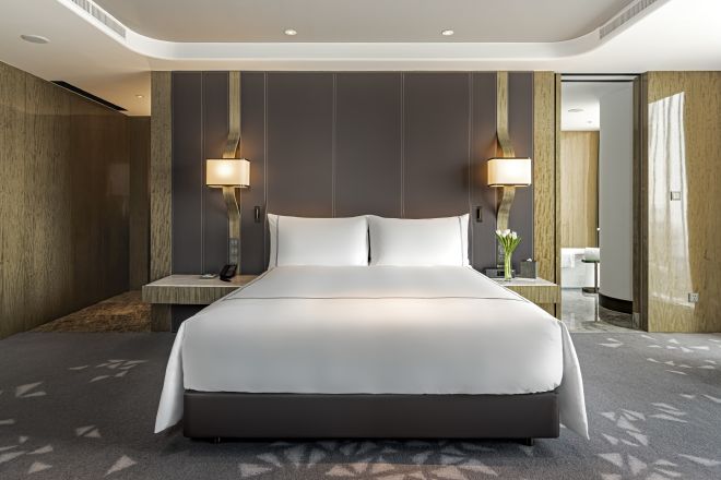 キングベッド1台を配したデラックスルーム