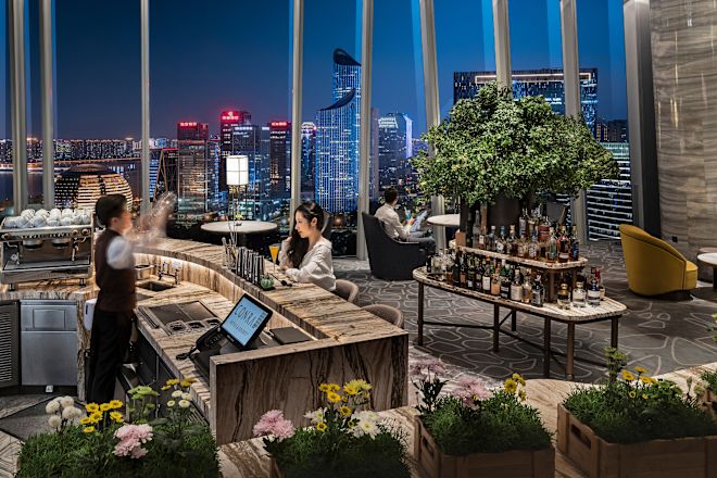 椅子を備えたバーエリアと市街の眺め