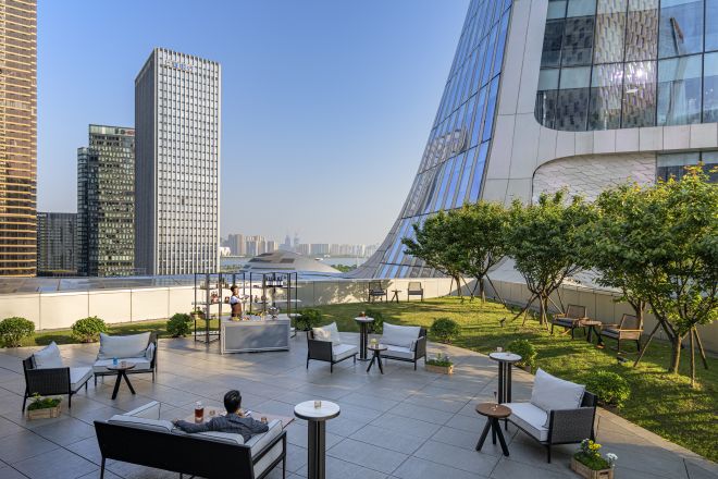 椅子を備えた屋上バルコニー